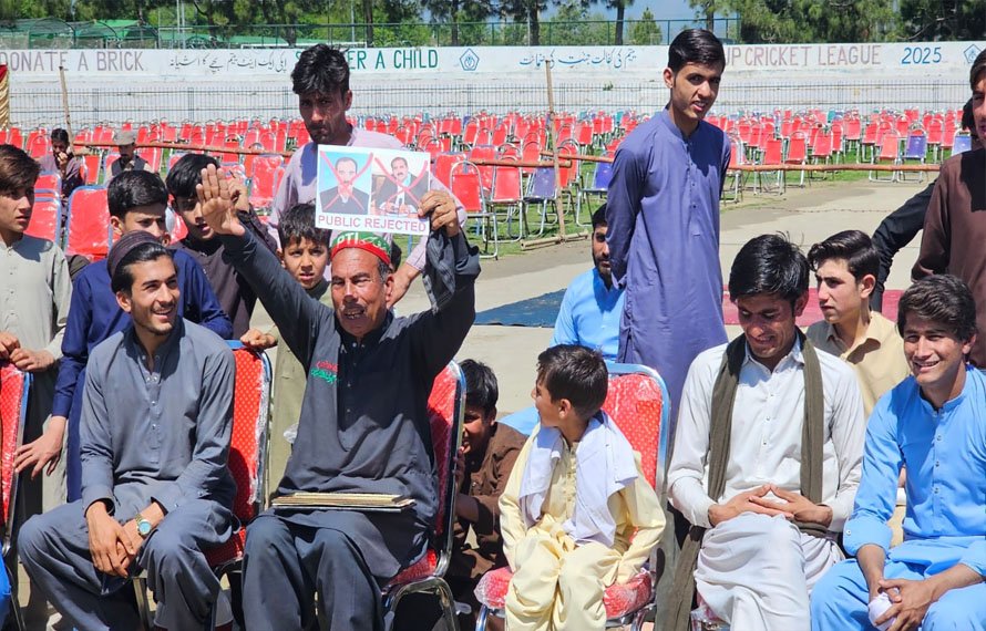 شہریوں کا غصہ پھوٹ پڑا! خالی کرسیاں ، سہیل آفریدی کے دورے میں عوام نے پی ٹی آئی کو آئینہ دکھا دیا