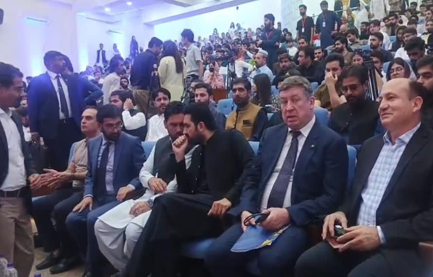 سچ پوچھنا جرم بن گیا! تعلیمی ادارے میں وزیراعلیٰ سہیل آفریدی کی تقریب کے دوران خاتون صحافی کیساتھ بدتمیزی ، کوریج سے روک دیا