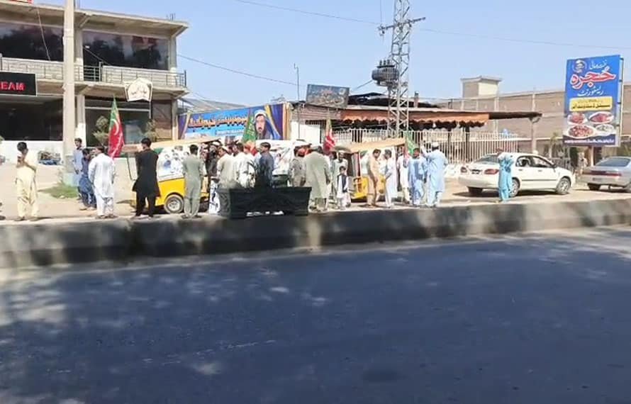 تین بج گئے مگر کارکن نہ آئے! کارکن کہاں غائب ہو گئے؟ مردان جلسے میں غیر متوقع خاموشی نے سب کو حیران کر دیا