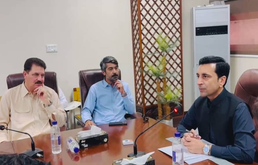 محنت کشوں کے چہروں پر امید کی کرن!فیصل ترکئی کا ورکرز ویلفیئر بورڈ کا دورہ، مستحقین میں اسکالرشپس، نوکریاں اور فلیٹس کی چابیاں تقسیم