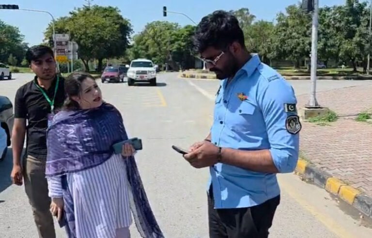 پولیس اہلکار کا خاتون صحافی کیساتھ بدسلو، آئی جی اسلام آباد کا نوٹس، معطلی اور چارج شیٹ جاری