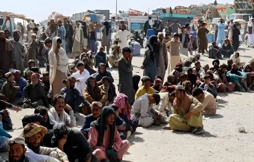 غیر قانونی طور پر مقیم افغان شہریوں کی واپسی کا سلسلہ تیز، ایک ہی روز میں 7,383 افراد افغانستان روانہ