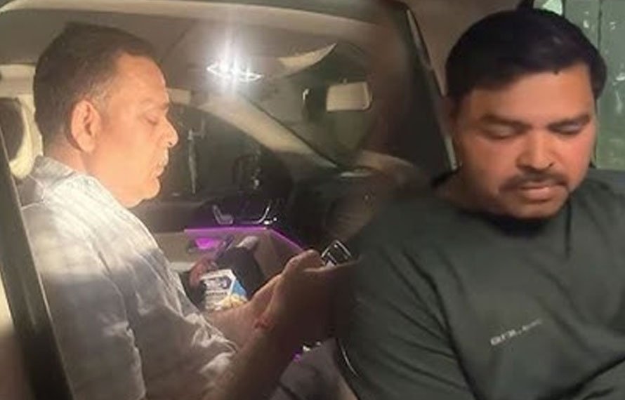 آپریشن سندور کی ناکامی کا دُکھ مٹ نہ سکا، بدمعاشی کرنے پر عوام نے حاضر سروس بھارتی بریگیڈیئر کو بیٹے سمیت سربازار پھینٹی لگا دی