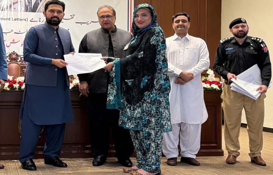 تاریخ رقم! پشاور جیل پولیس میں پہلی بار خواجہ سرا کی تعیناتی، جیل پولیس میں نیا انقلاب