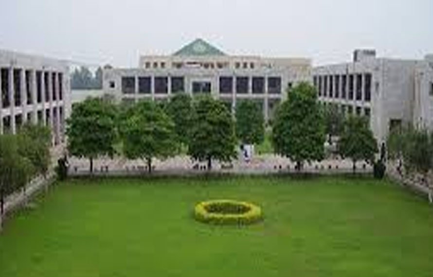 کیا علم کا چراغ بجھنے والا ہے؟ زرعی یونیورسٹی کی 55 اسامیاں ختم، بحران شدت اختیار کر گیا