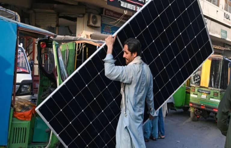 بڑی خوشخبری! پیٹرول کے بعد سولر پلیٹس کی قیمتوں میں ریکارڈ کمی
