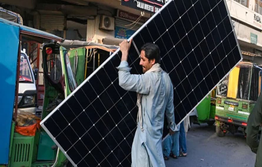 سولر سسٹم کی تنصیب کو مزید آسان بنانا اور لائسنس فیس ختم کرنا ترجیح ہے، وفاقی وزیر برائے توانائی نے صارفین کو خوشخبری سنا دی