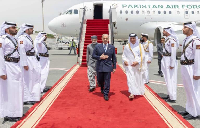 وزیر اعظم محمد شہباز شریف اپنے دورہ قطر پر دوحہ پہنچ گئے