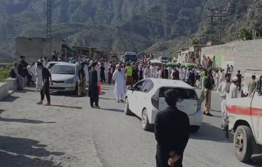 صوبائی حکومت کی نااہلی! سیلاب سے متاثرہ سکول کی بحالی نہ ہونے پر طلبہ کا احتجاج، پاک افغان شاہراہ بند