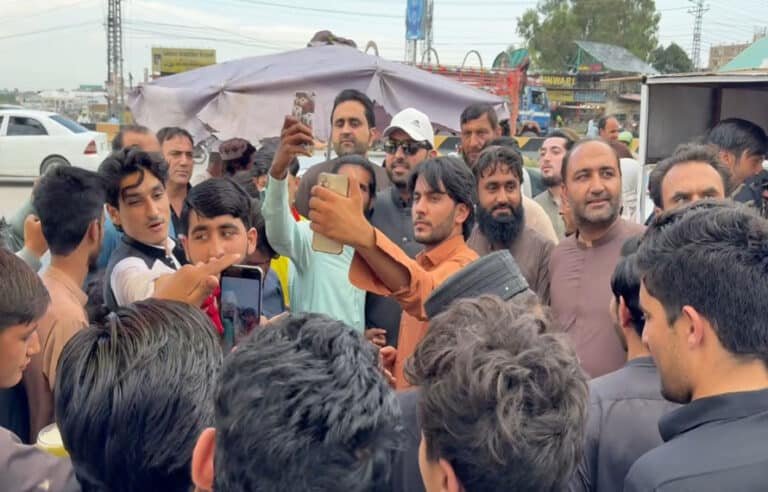 نہ سکیورٹی، نہ پروٹوکول! وزیراعلیٰ سہیل آفریدی اچانک عوام کے درمیان پہنچ گئے، شہریوں کے مسائل سنے اور سلفیاں بھی بنائیں
