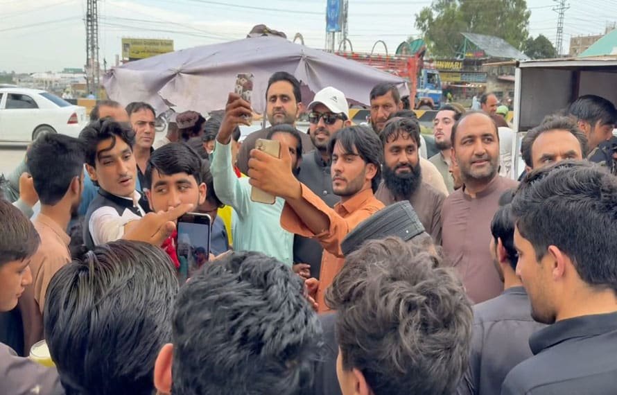 نہ سکیورٹی، نہ پروٹوکول! وزیراعلیٰ سہیل آفریدی اچانک عوام کے درمیان پہنچ گئے، شہریوں کے مسائل سنے اور سلفیاں بھی بنائیں
