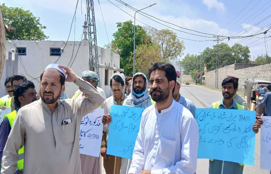 صوبائی حکومت کی ناکامی! 4ماہ سے تنخواہیں بند، میرانشاہ میں ٹی ایم اے ملازمین کی ہڑتال جاری