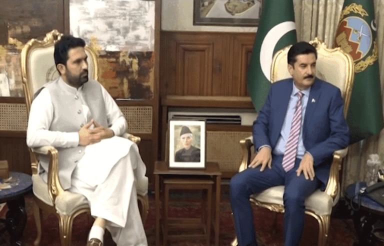 گورنر اور وزیراعلیٰ کی اہم ملاقات، خیبرپختونخوا کے مستقبل سے جڑے بڑے فیصلے زیر غور