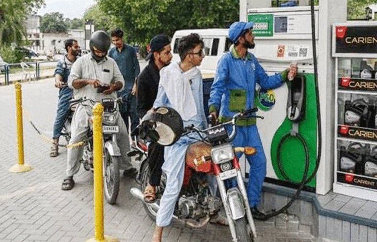 موٹر سائیکل چلانیوالوں کیلئے ریلیف، کے پی حکومت نے شہریوں سے ہاتھ کر دیا، 2200 روپے کی جگہ شہری کو صرف 100 روپے ارسال کیے