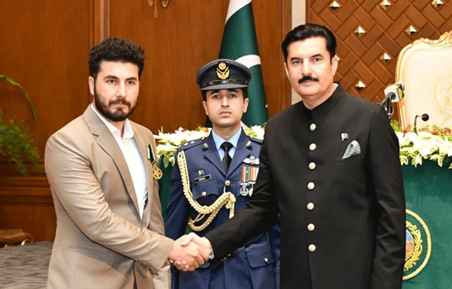 مانسہرہ ،الائی چیئر لفٹ واقعہ! ہیرو علی سواتی کو صدارتی ایوارڈ سے نواز دیا گیا