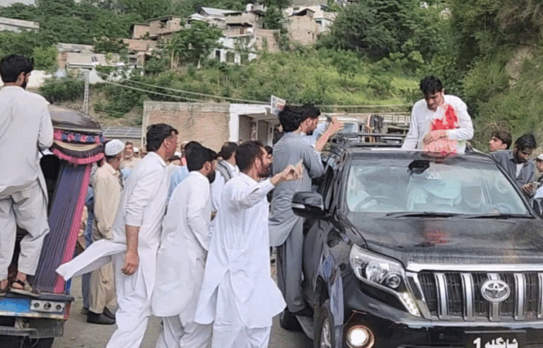 استقبالیہ ریلی میں ہوائی فائرنگ،پولیس کا بڑا ایکشن ، امیر مقام کے بھتیجے کیخلاف مقدمہ درج