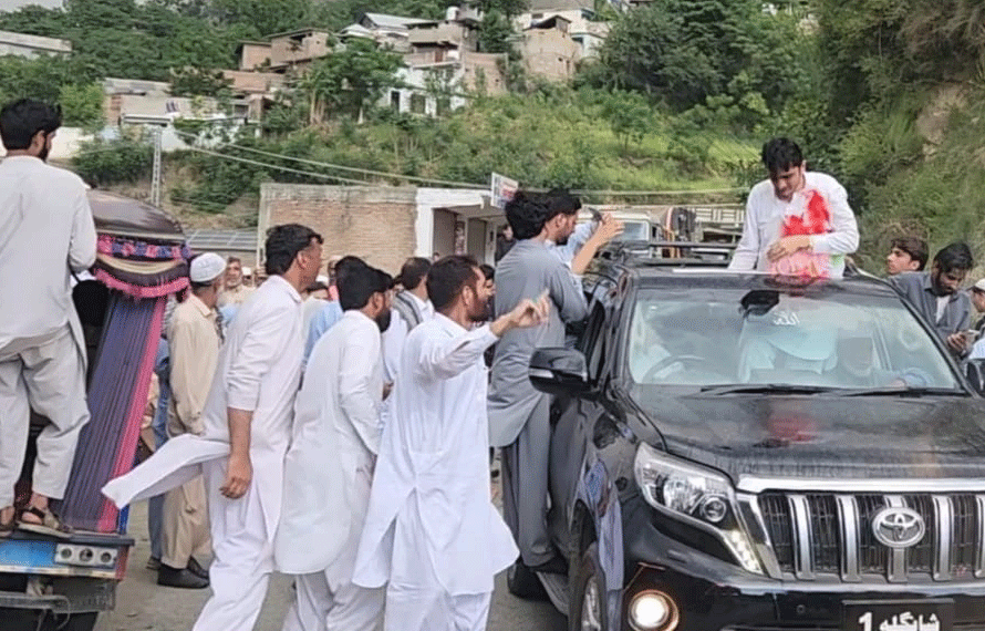 استقبالیہ ریلی میں ہوائی فائرنگ،پولیس کا بڑا ایکشن ، امیر مقام کے بھتیجے کیخلاف مقدمہ درج