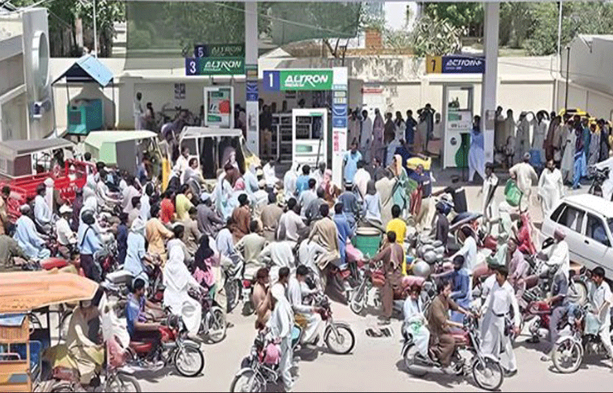 صوبائی دارالحکومت میں پیٹرول کی قلت، ایک لیٹر پیٹرول اور ڈیزل 500 روپے میں فروخت ہونے لگا