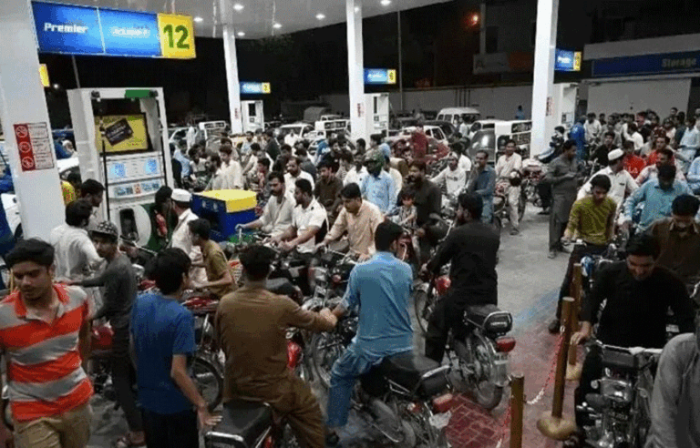 قیمتوں میں کمی کی امیدیں روشن، پیٹرول صارفین کا جمعہ کا انتظار بڑھ گیا
