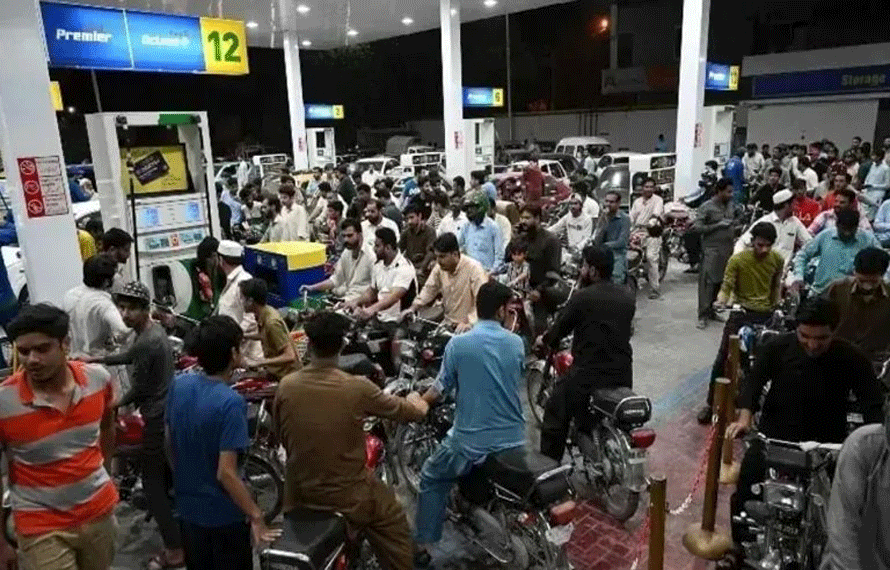 قیمتوں میں کمی کی امیدیں روشن، پیٹرول صارفین کا جمعہ کا انتظار بڑھ گیا