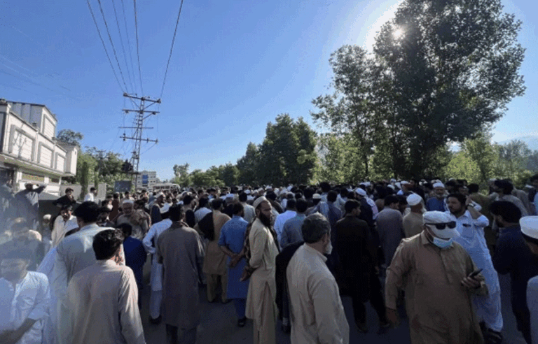 قاتلانہ حملے کے بعد سوات میں شدید کشیدگی، مظاہرین کا لاشیں سڑک پر رکھ کر دھرنا