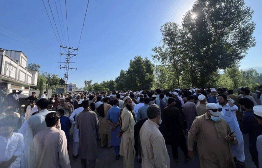 قاتلانہ حملے کے بعد سوات میں شدید کشیدگی، مظاہرین کا لاشیں سڑک پر رکھ کر دھرنا