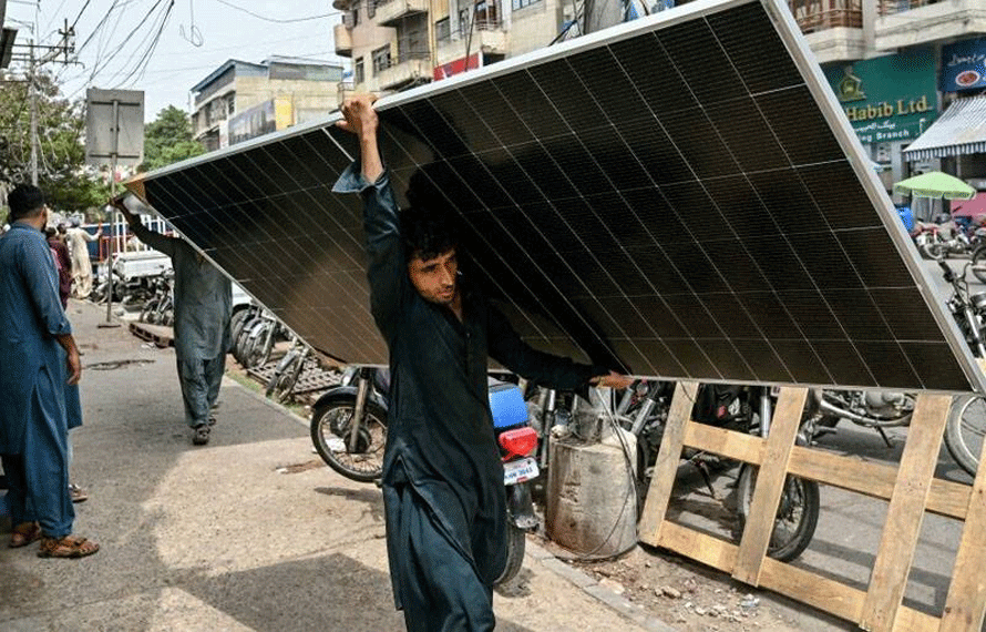 بجٹ سے پہلے بڑی خبر! آئی ایم ایف نے سولر پینلز پر مجوزہ ٹیکس واپس لے لیا