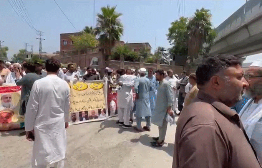 سرکاری ملازمین کا احتجاج، سڑکیں بند، خیبرپختونخوا حکومت سے بڑا مطالبہ