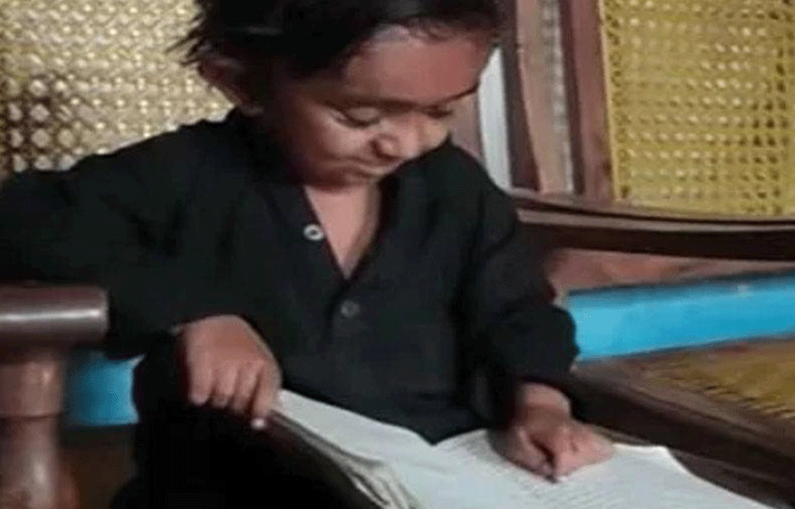 قد صرف 2 فٹ، مگر خواب آسمان سے بلند! میانوالی کا باہمت طالبعلم ایف ایس سی کے بعد اعلیٰ تعلیم کیلئے پرعزم
