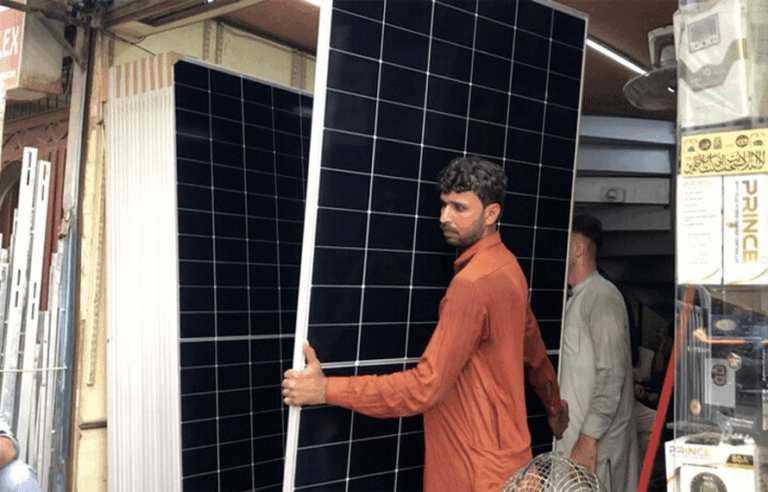 سولر پینلز خریدنے کا بہترین وقت؟ پاکستان کے مختلف شہروں میں نئی قیمتیں سامنے آ گئیں