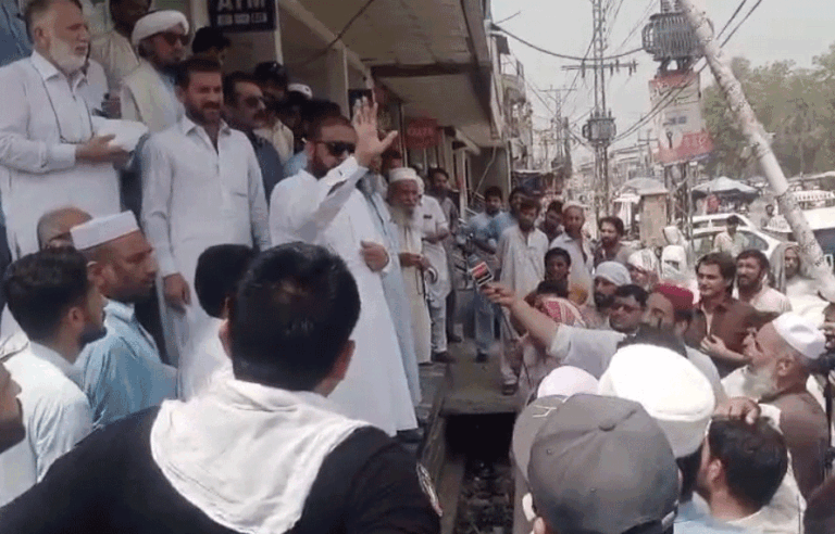 چارسدہ میں طویل لوڈشیڈنگ کیخلاف احتجاج، مظاہرین نے واپڈا ایکسین آفس کو تالے لگا دیے