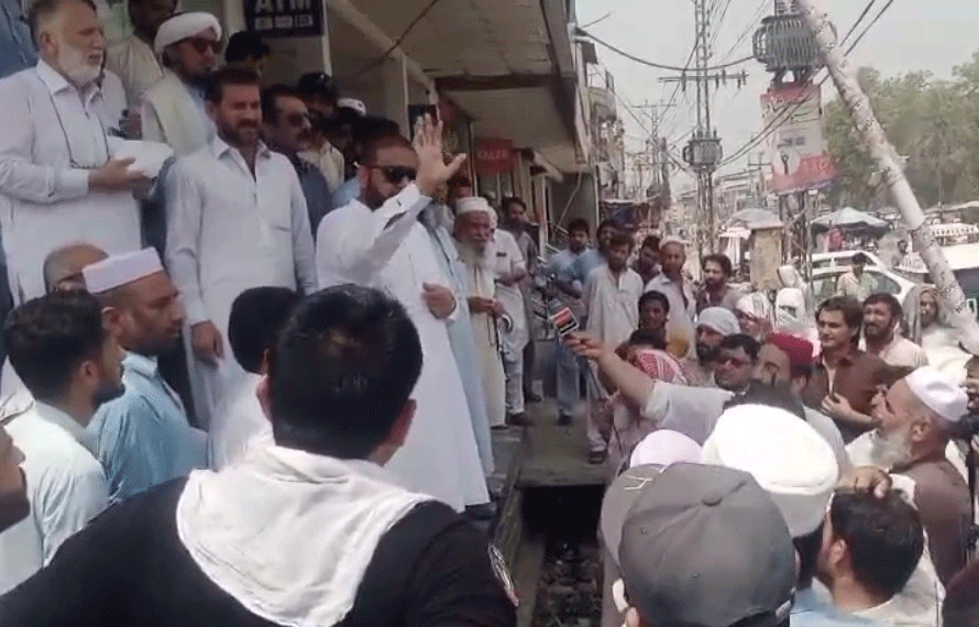 چارسدہ میں طویل لوڈشیڈنگ کیخلاف احتجاج، مظاہرین نے واپڈا ایکسین آفس کو تالے لگا دیے