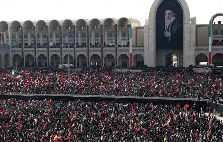 چند لمحوں بعد شہید ایرانی سپریم لیڈر کی نمازِ جنازہ، لاکھوں افراد کی شرکت متوقع