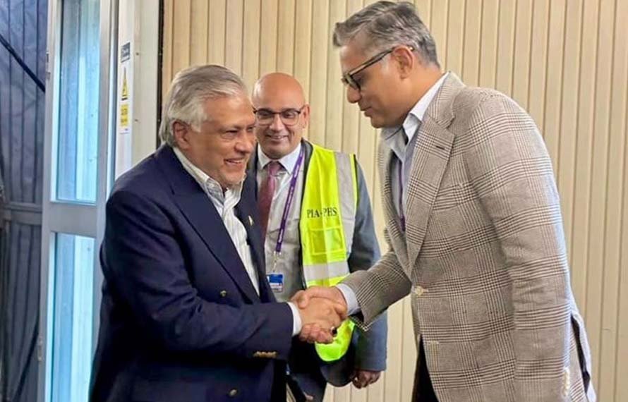 وزیر خارجہ اسحاق ڈار سرکاری دورے پر لندن پہنچ گئے