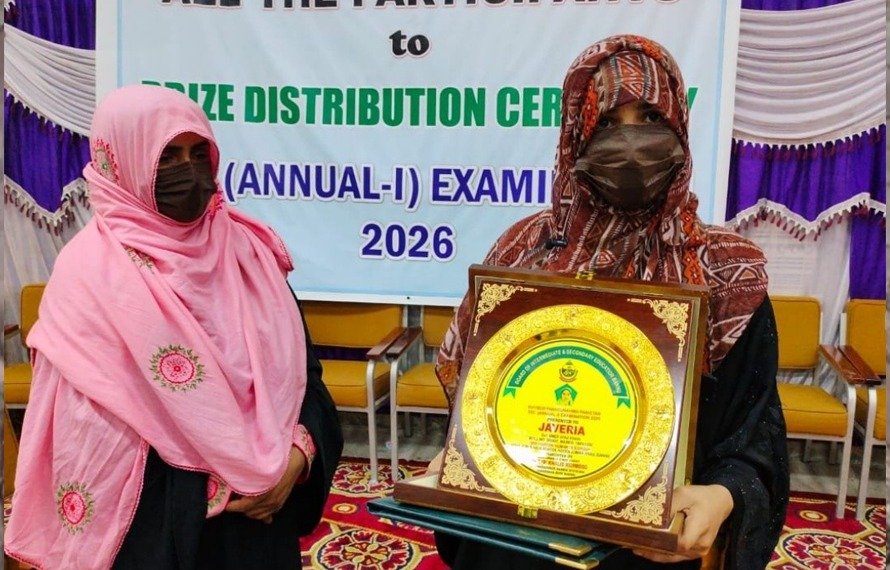 غربت کے باوجود عزم کی مثال، بنوں بورڈ کے میٹرک نتائج میں سکول آیا کی بیٹی کی تیسری پوزیشن