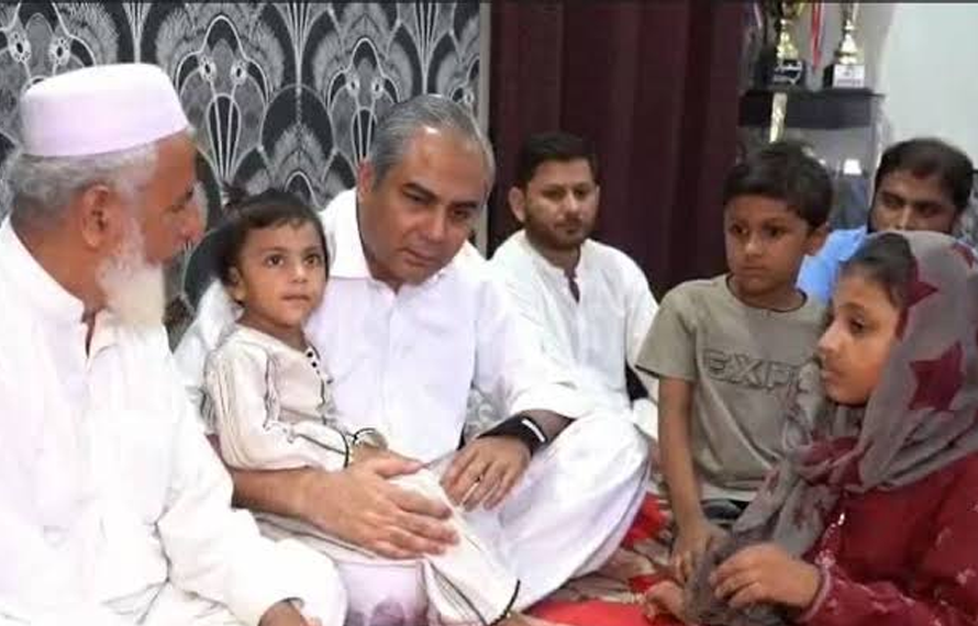 وزیر داخلہ کی شہید میجر احسان کی رہائشگاہ آمد، اہلخانہ سے اظہار تعزیت