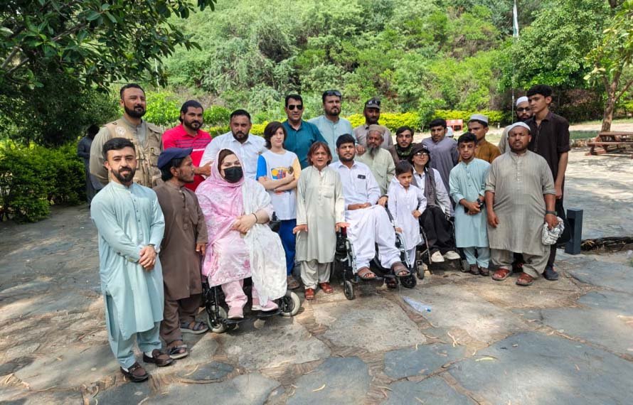 خیبر پختونخوا کے مختلف اضلاع سے تعلق رکھنے والے خصوصی افراد کا تخت بھائی کے آثار قدیمہ کا دورہ