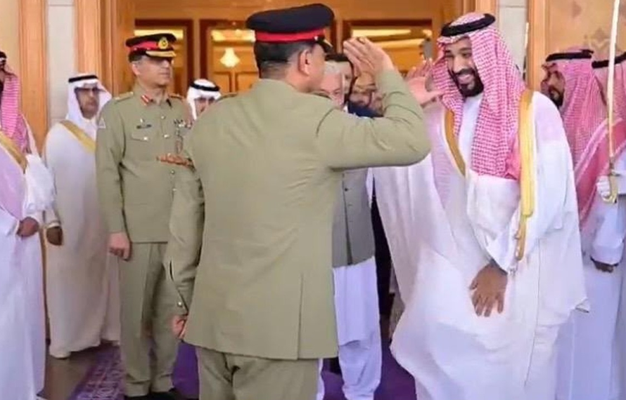 شہزادہ محمد بن سلمان اور فیلڈ مارشل عاصم منیر کی ملاقات، احترام بھرے سیلوٹ کی تصویر وائرل