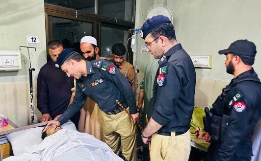 آر پی او ملاکنڈ اور ڈی پی او سوات کا سنٹرل ہسپتال کا دورہ، زخمی پولیس اہلکاروں اور شہریوں کی عیادت