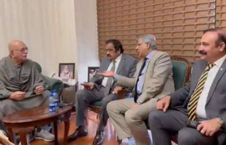 حکومت اور اپوزیشن کے درمیان برف پگھلنا شروع، حکومتی وزراء کی اپوزیشن رہنماؤں سے ملاقات