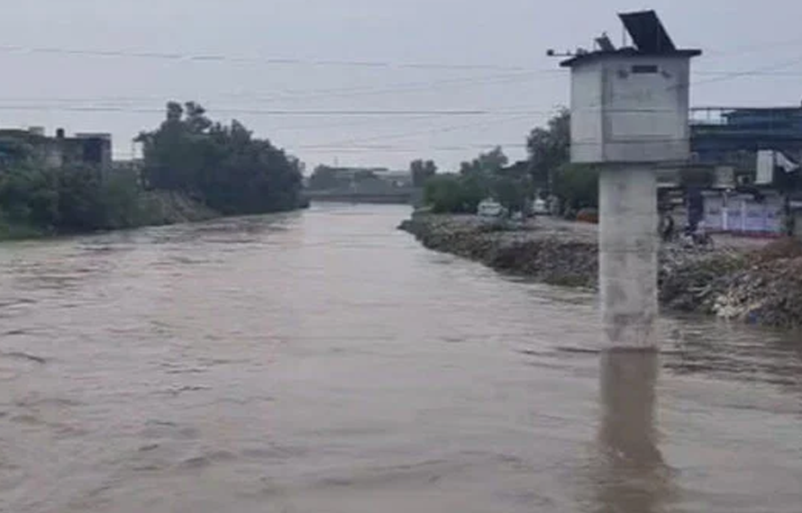 راولپنڈی اور اسلام آباد میں تیز بارش کے باعث نالہ لئی کے اطراف خطرے کے سائرن بجا دیے گئے۔