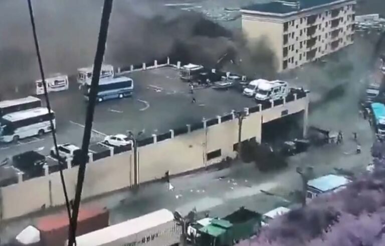 نیپال اور چین کی سرحد پر سیلاب کی تباہ کاریاں، کئی سیاح بھی جان سے گئے