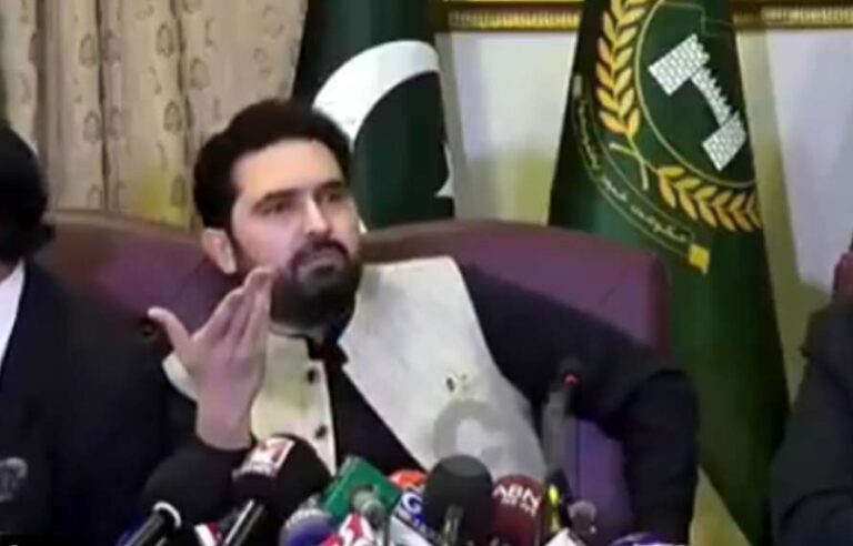کیا پشتونوں کا خون اتنا سستا ہے؟ صحافی کا سہیل آفریدی سے کوہاٹ بم دھماکے پر سوال، وزیراعلیٰ بھڑک اٹھے