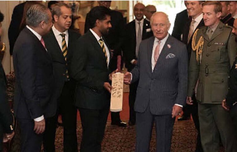 پاکستان کرکٹ ٹیم کی برطانوی بادشاہ سے ملاقات، کپتان بابراعظم نے اہم تحفہ پیش کیا؟