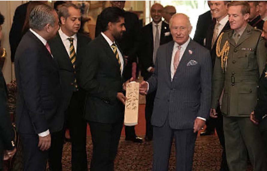 پاکستان کرکٹ ٹیم کی برطانوی بادشاہ سے ملاقات، کپتان بابراعظم نے اہم تحفہ پیش کیا؟