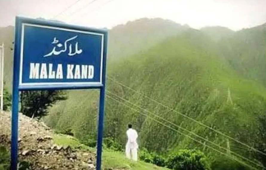خیبرپختونخوا میں گورنر راج اور ایمرجنسی کے نفاذ کے بعد صوبے کی بہتری کیلئے اقدامات کا سلسلہ جاری ہے، اس سلسلے میں ملاکنڈ کی ضلعی انتظامیہ نے لیویز کے 10 تھانوں کے صوبیداروں کی تبدیلی کا نوٹیفکیشن جاری کردیا ہے۔